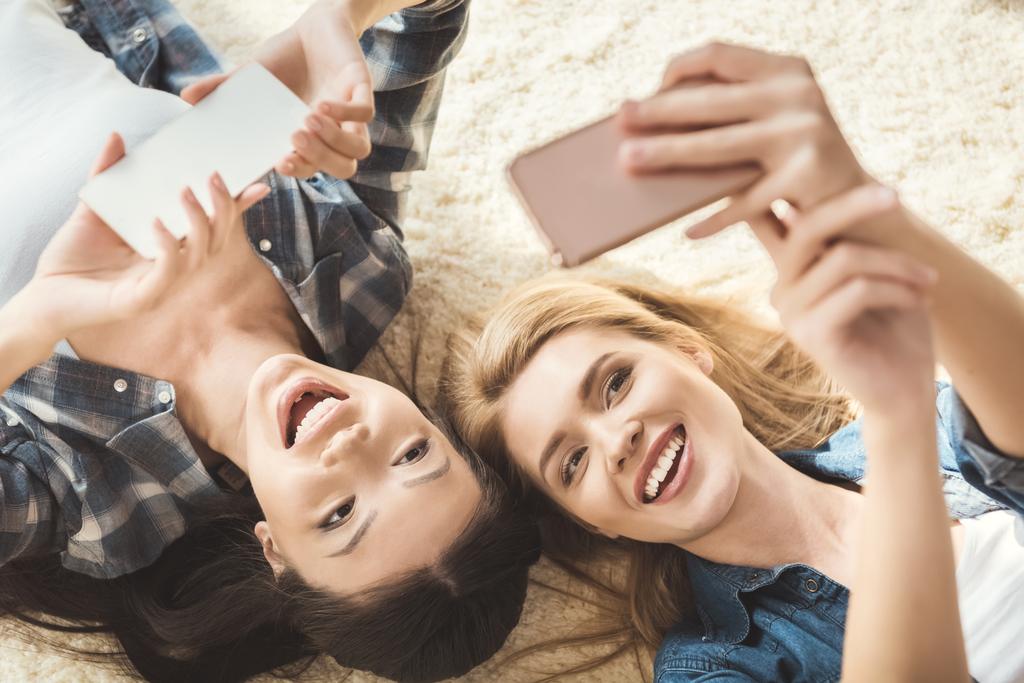zwei Frauen machen Selfie - Foto, Bild