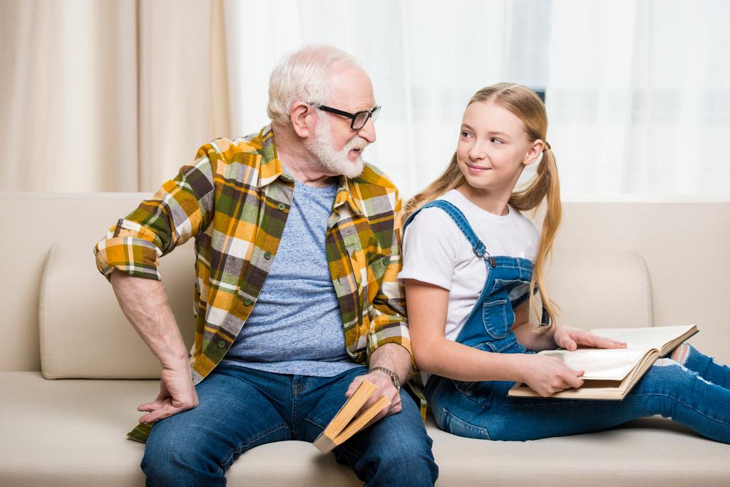 Ο παππούς με το κορίτσι που διαβάζει βιβλία - Φωτογραφία, εικόνα
