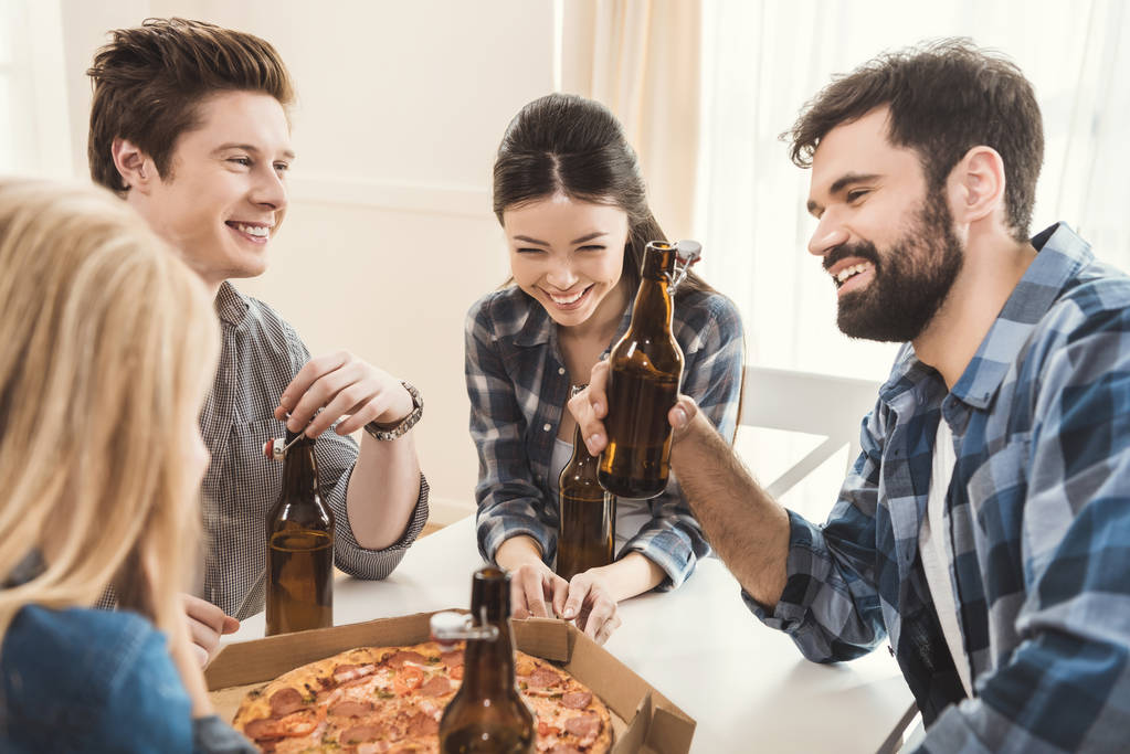 parejas bebiendo cerveza y comiendo pizza
 - Foto, imagen