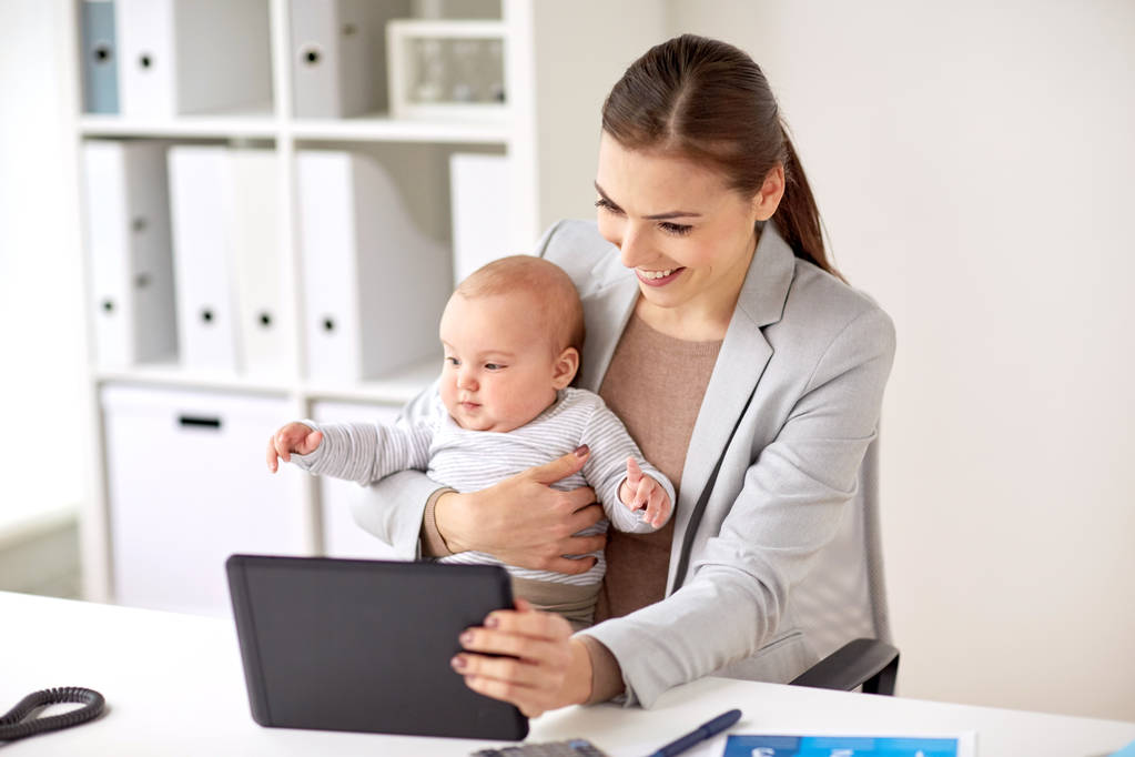 бізнес-леді з дитиною і планшетним ПК в офісі
 - Фото, зображення