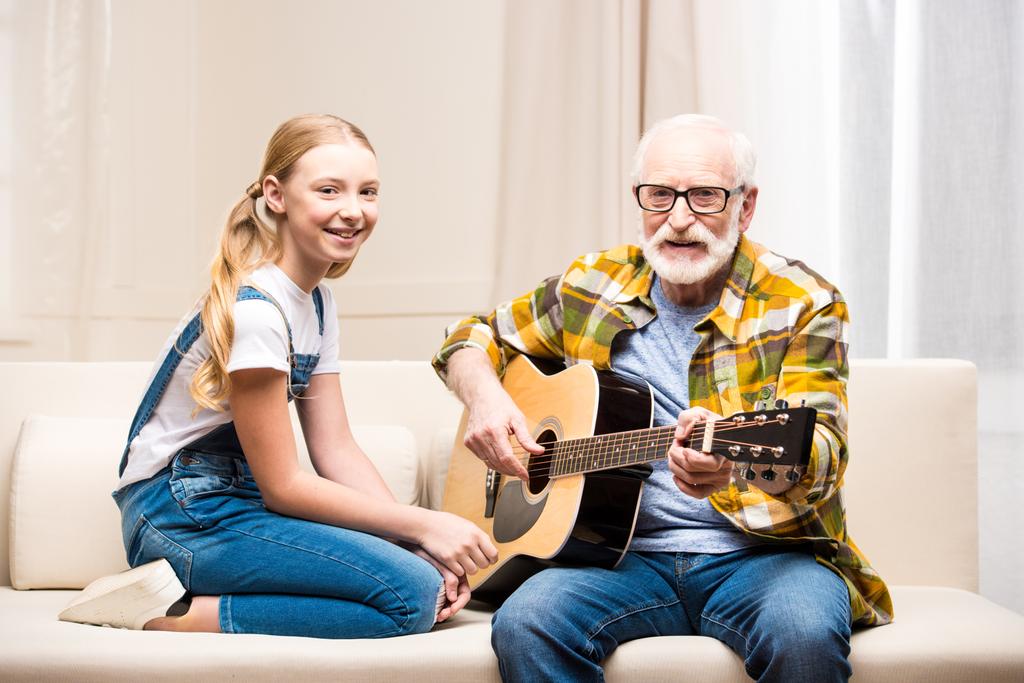 Großvater und Enkelin mit Gitarre  - Foto, Bild