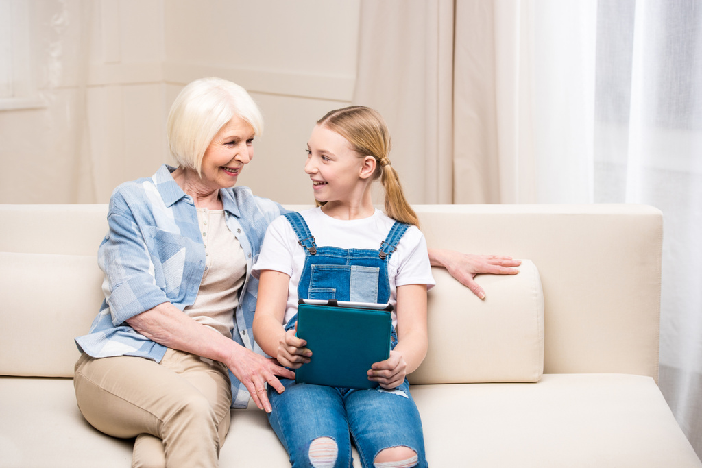 Büyükanne ve dijital tablet ile kız  - Fotoğraf, Görsel
