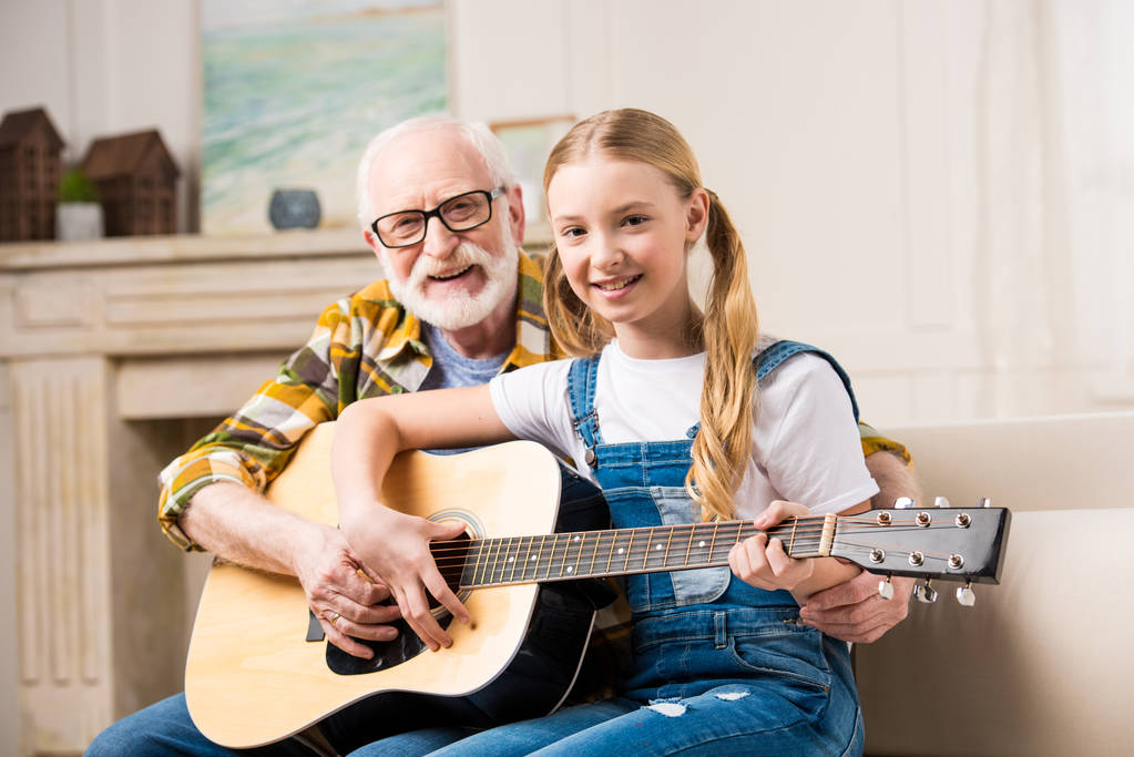 Dziadek i wnuczka z gitara    - Zdjęcie, obraz