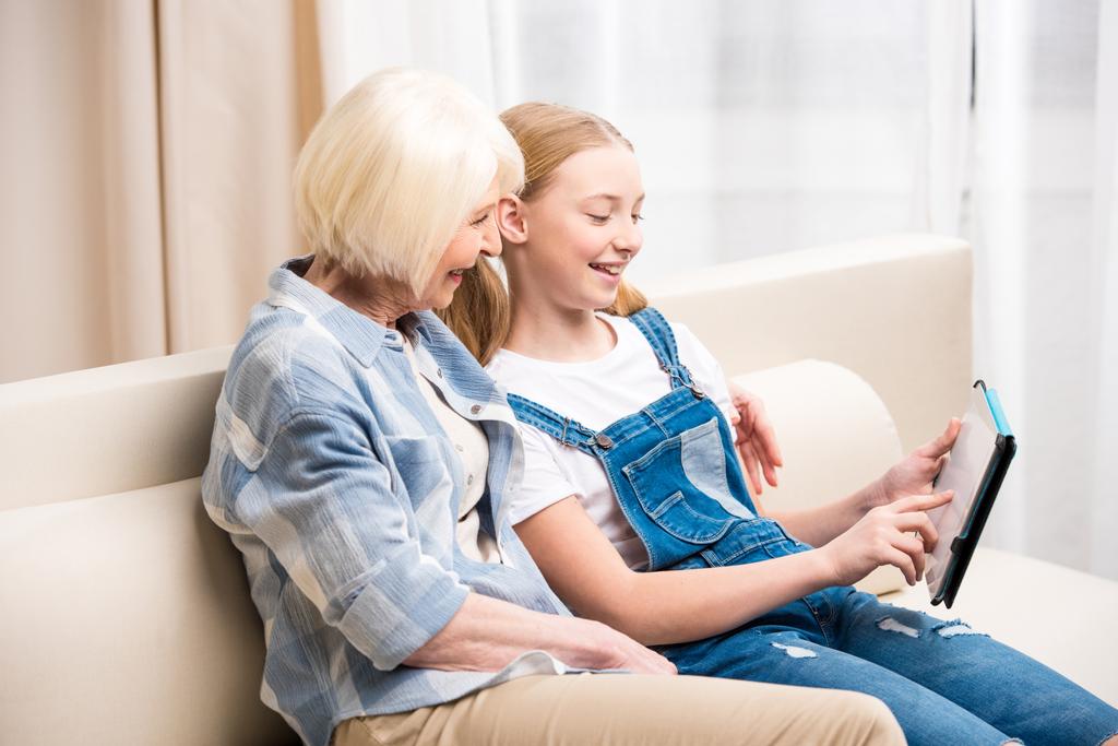 Nonna e ragazza con tablet digitale
  - Foto, immagini