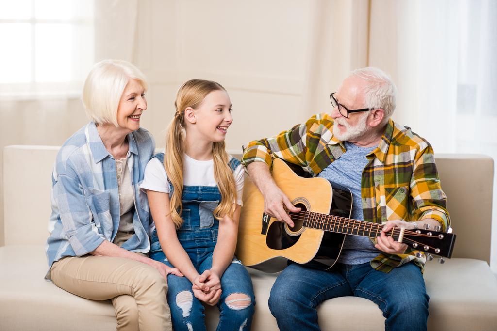 Familia feliz con guitarra
 - Foto, imagen