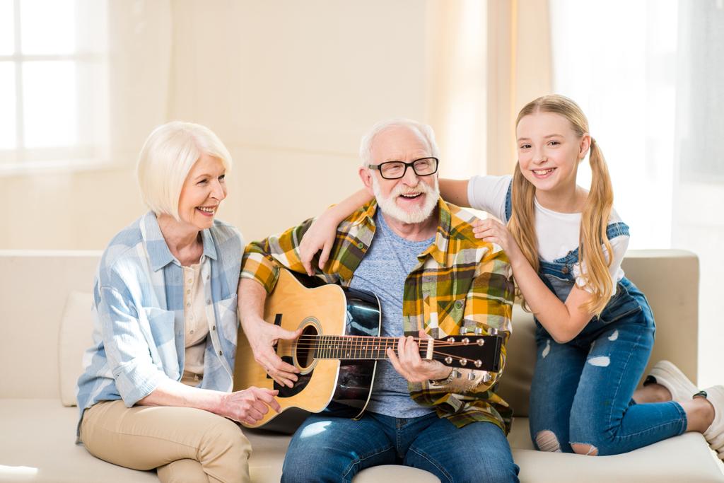 Família feliz com guitarra
 - Foto, Imagem