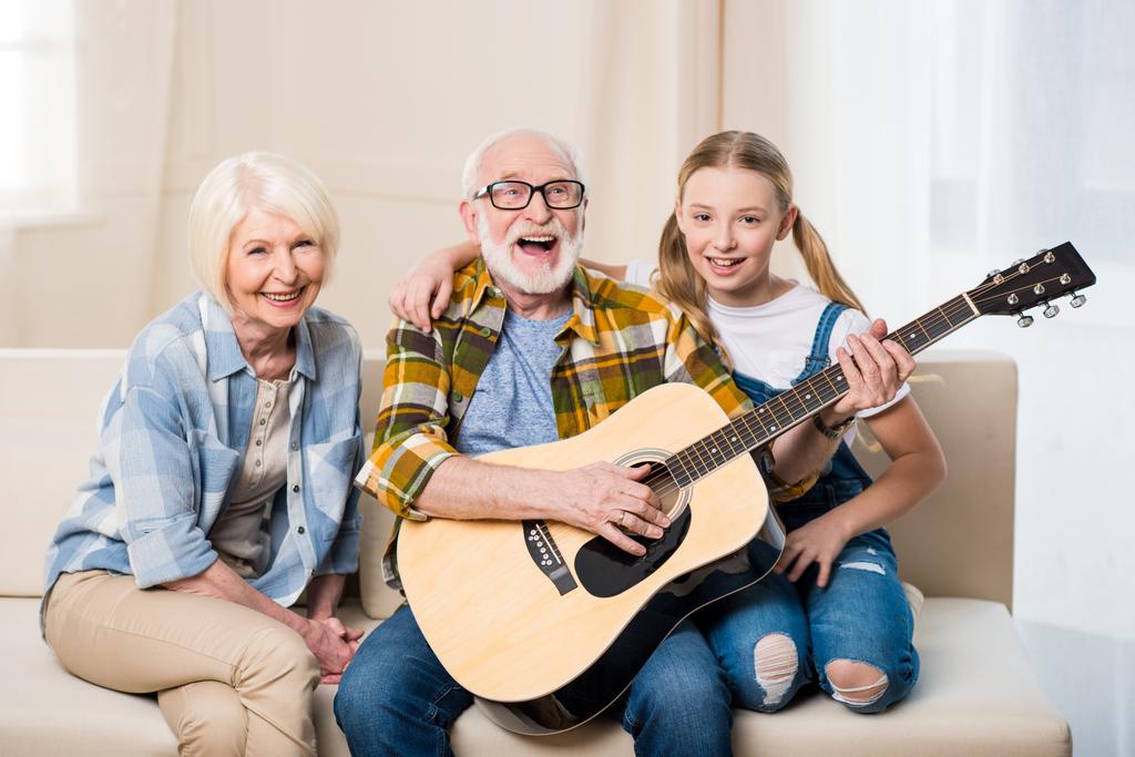 Met gitaar en gelukkige familie - Foto, afbeelding