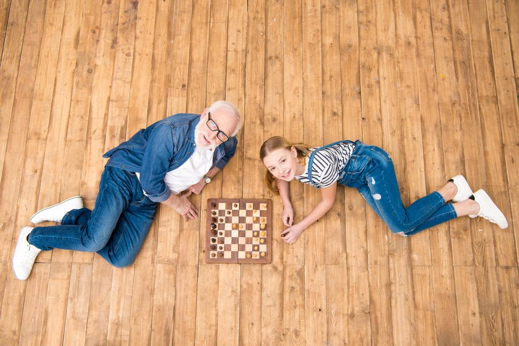 Avô e neta jogando xadrez
 - Foto, Imagem