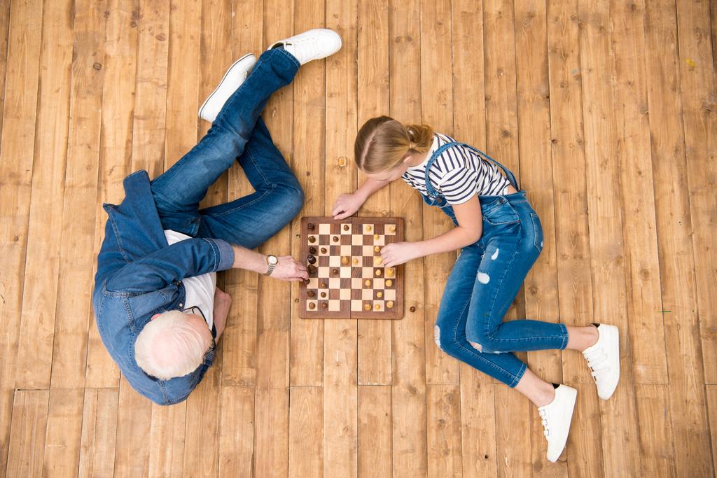 dziadek i wnuczka, gra w szachy - Zdjęcie, obraz