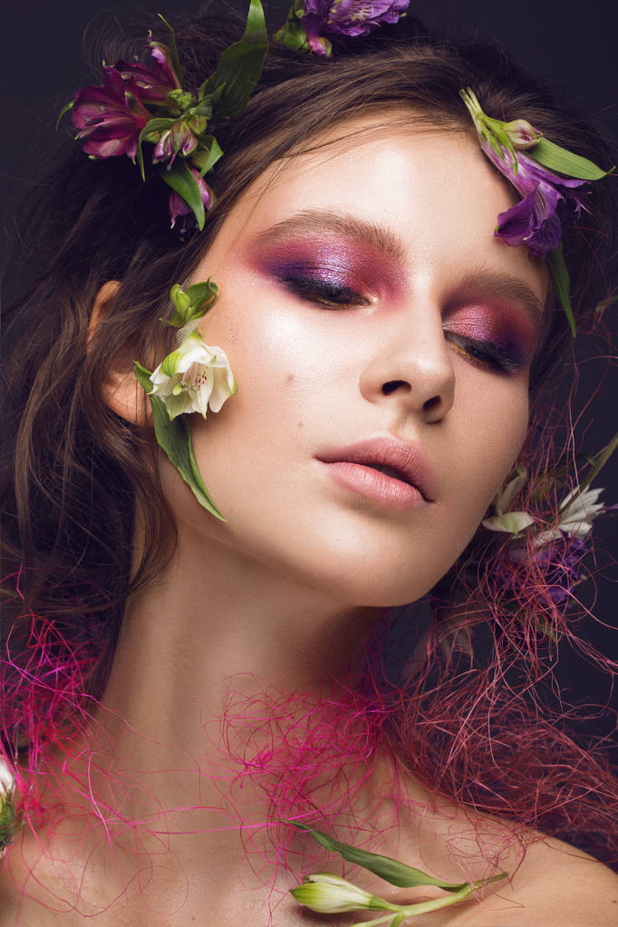 Όμορφη κοπέλα με make-up τέχνη και λουλούδια. πρόσωπο ομορφιάς. - Φωτογραφία, εικόνα