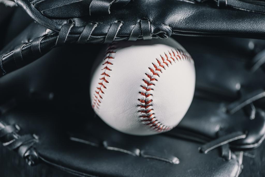 γάντι και μπάλα του μπέιζμπολ  - Φωτογραφία, εικόνα