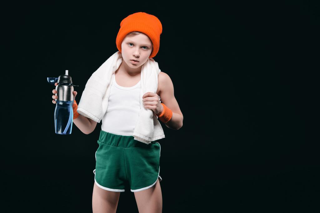 Sportieve jongen drinkwater  - Foto, afbeelding