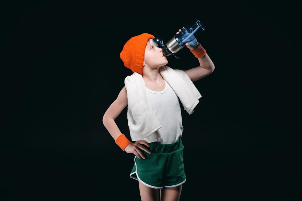 Спортивний хлопчик п'є воду
  - Фото, зображення