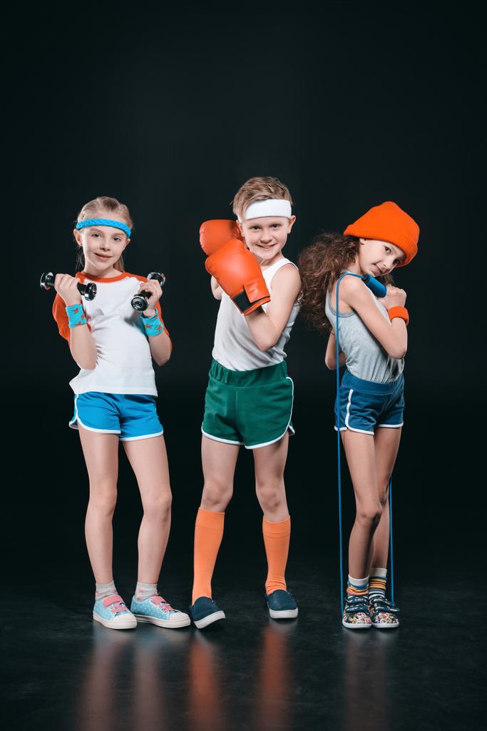 Crianças ativas com equipamentos esportivos
   - Foto, Imagem