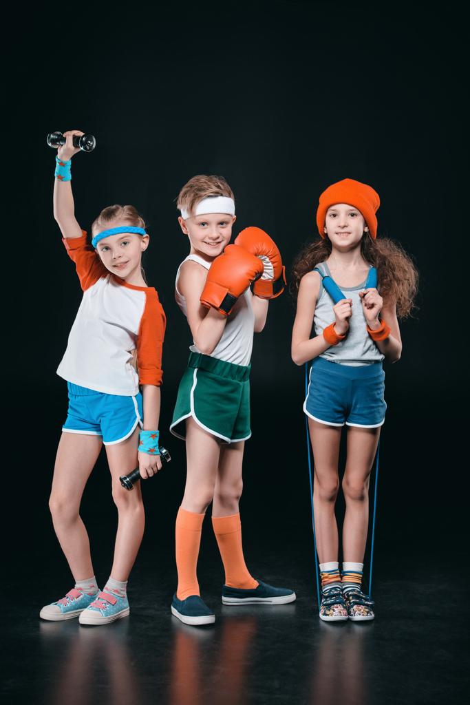 Crianças ativas com equipamentos esportivos
   - Foto, Imagem