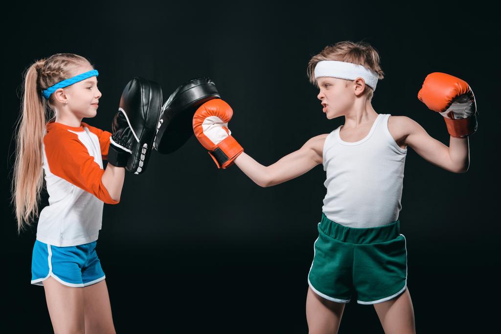 男の子と女の子のボクシング  - 写真・画像