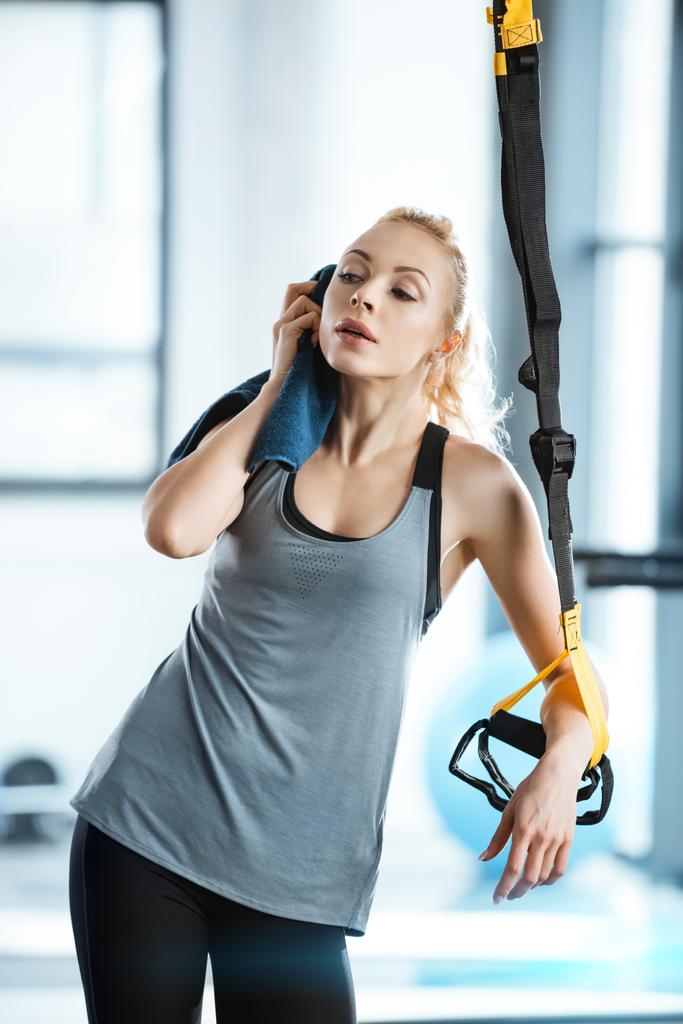 schöne Fitness-Frau ruht sich beim Training mit trx-Fitnessbändern aus - Foto, Bild