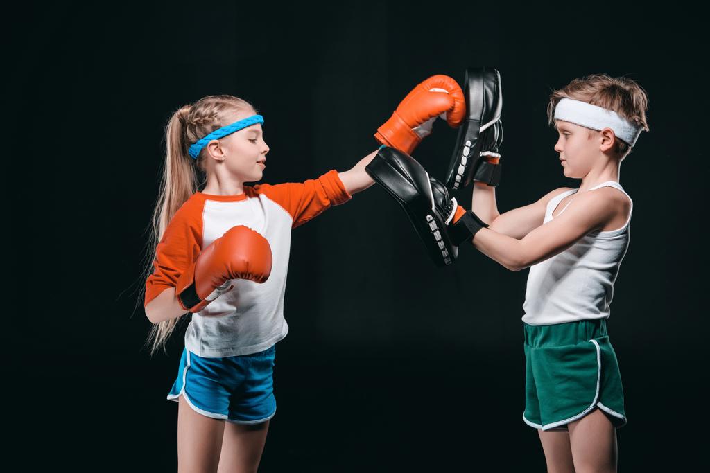 niños fingiendo boxeo
 - Foto, Imagen