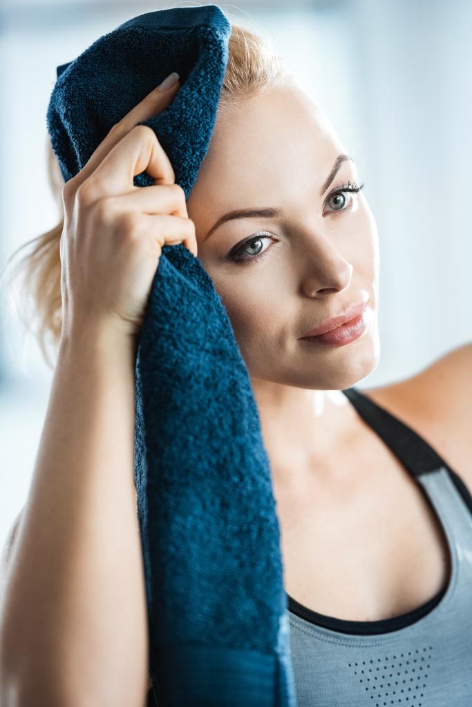 nejkrásnější žena fitness s ručníkem, odpočívá po tréninku - Fotografie, Obrázek