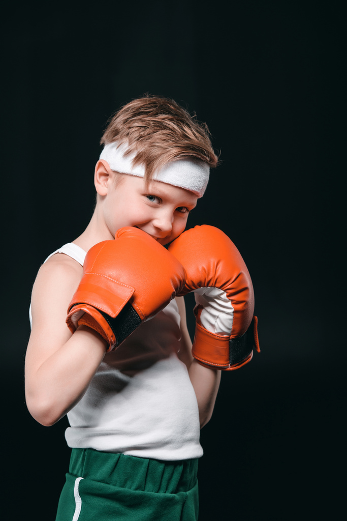 Мальчик в боксерских перчатках
 - Фото, изображение