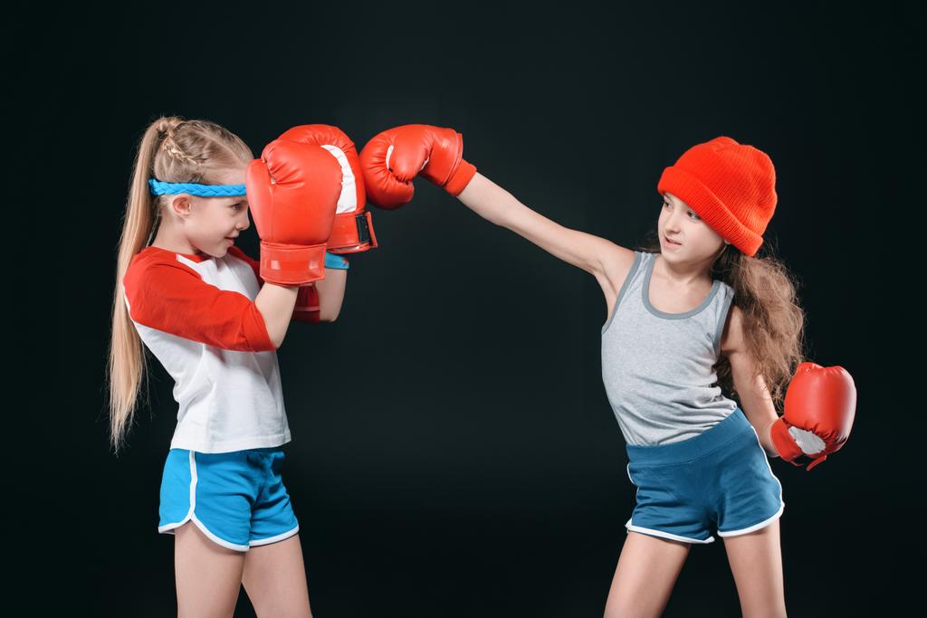 τα παιδιά που προσποιούνται πυγμαχία - Φωτογραφία, εικόνα