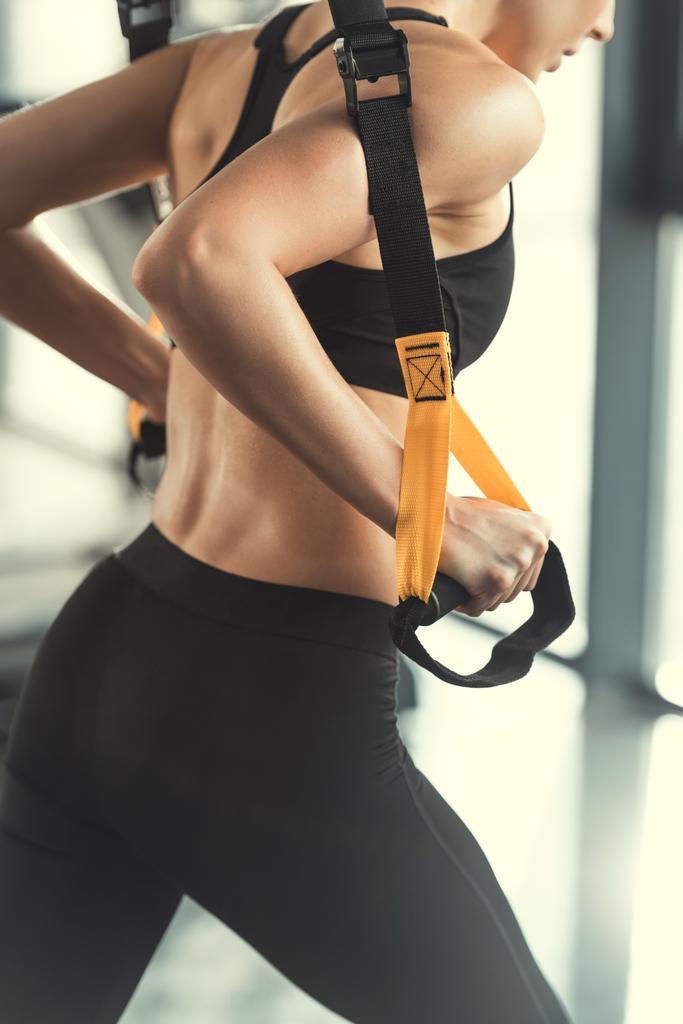 Blonde Fitness-Frau trainiert mit trx Fitnessbändern - Foto, Bild