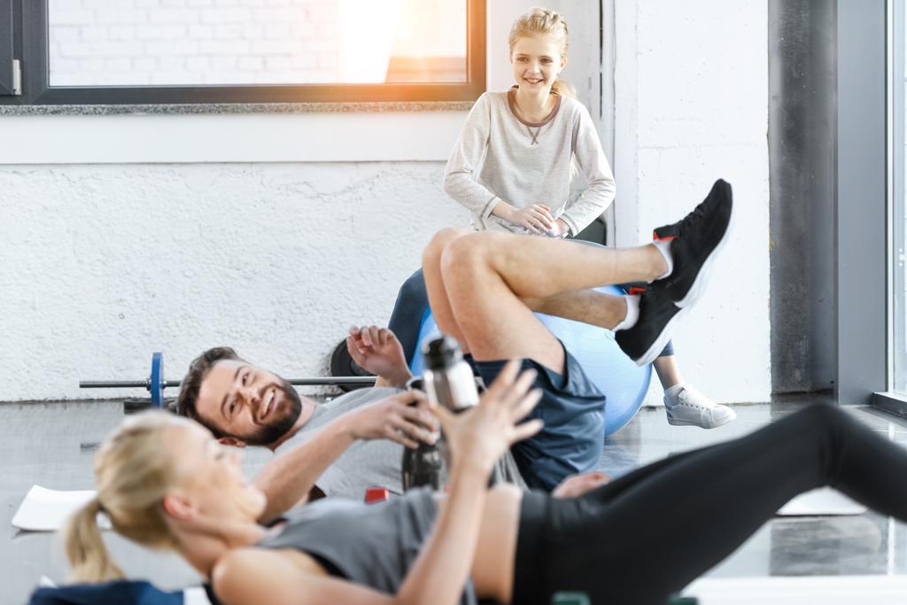 Ludzie robią gimnastyka w fitness studio - Zdjęcie, obraz