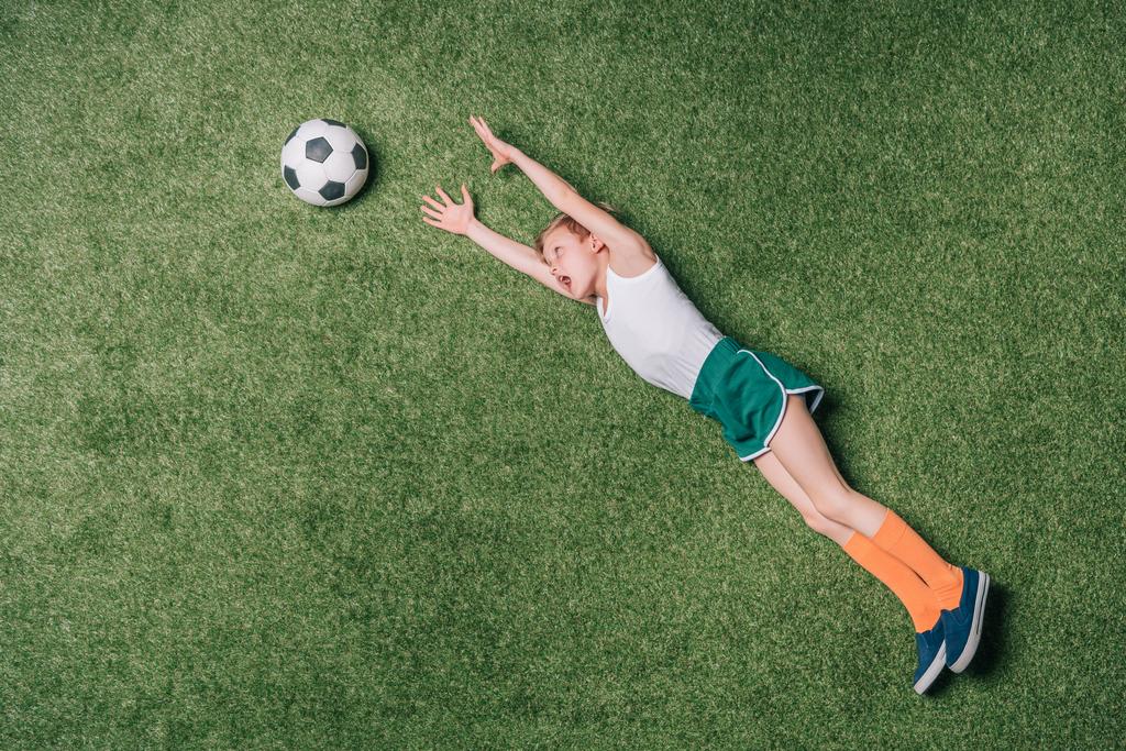 chlapec hraje fotbal - Fotografie, Obrázek