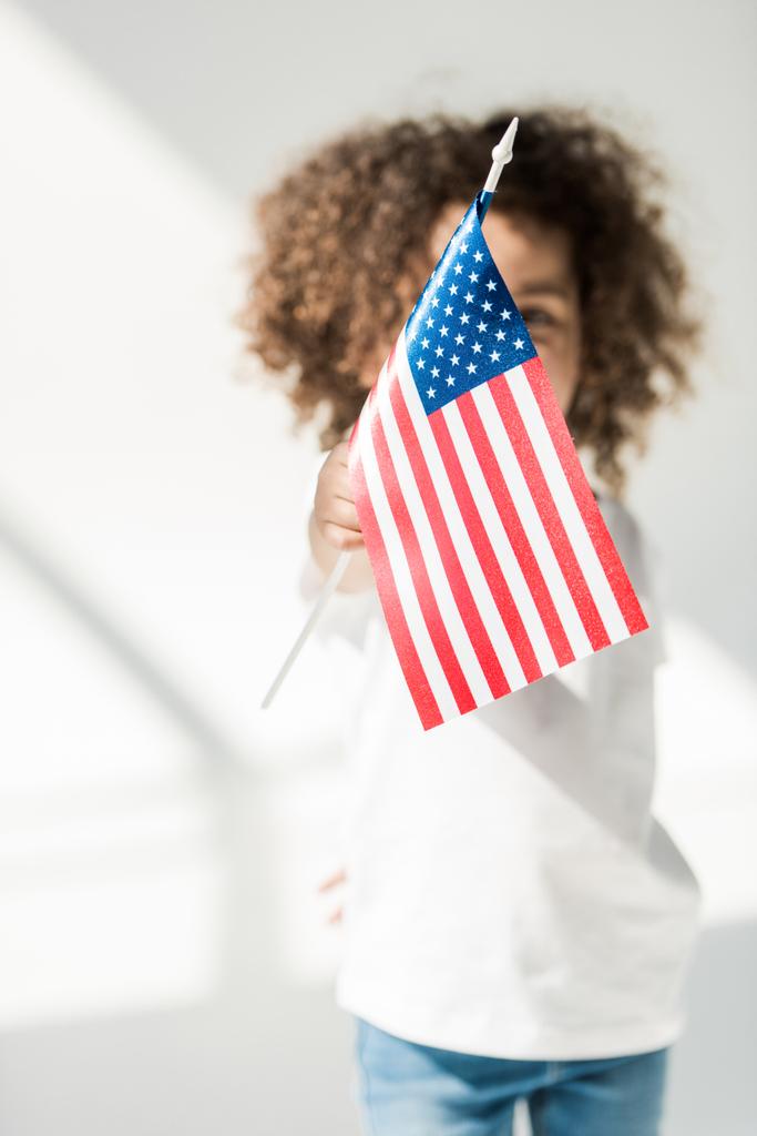 Menina bebê com bandeira americana
 - Foto, Imagem