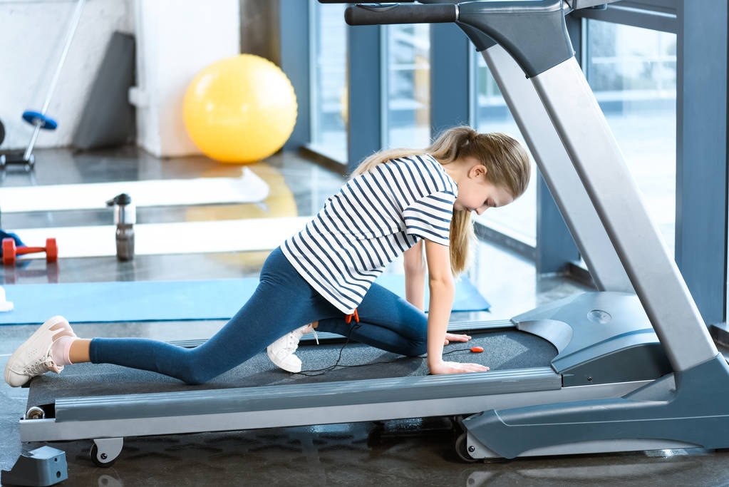 lány stretching futópad edzés előtt - Fotó, kép