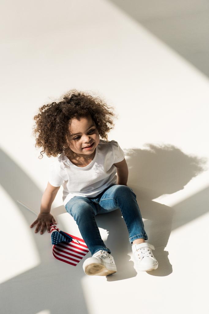 кучерява американська дівчина з американським прапором
 - Фото, зображення