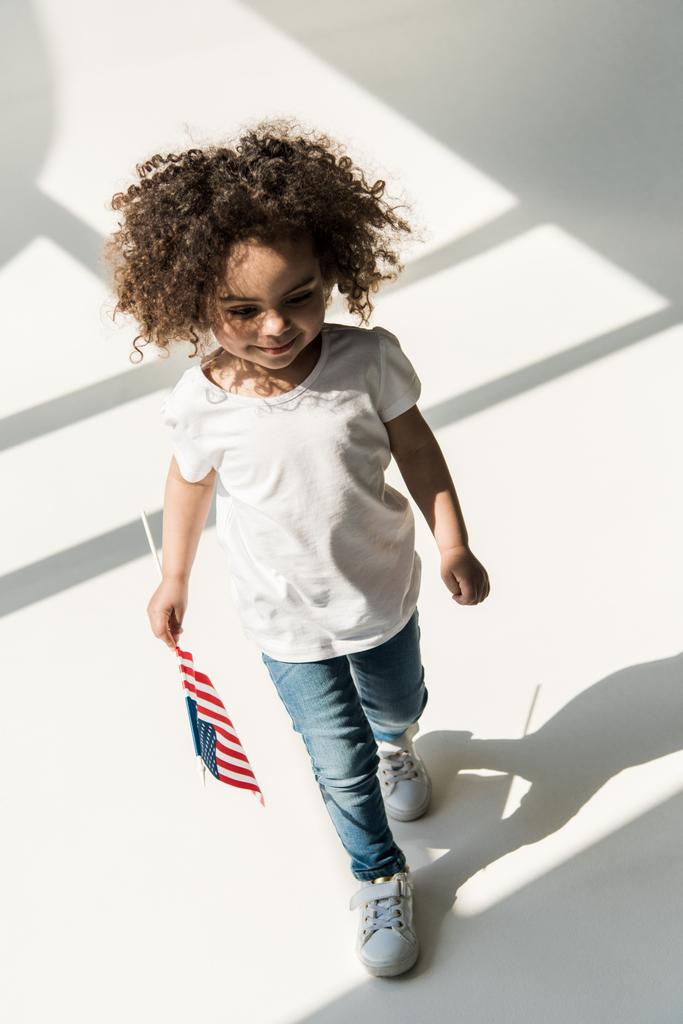 krullend Amerikaans meisje met Amerikaanse vlag - Foto, afbeelding