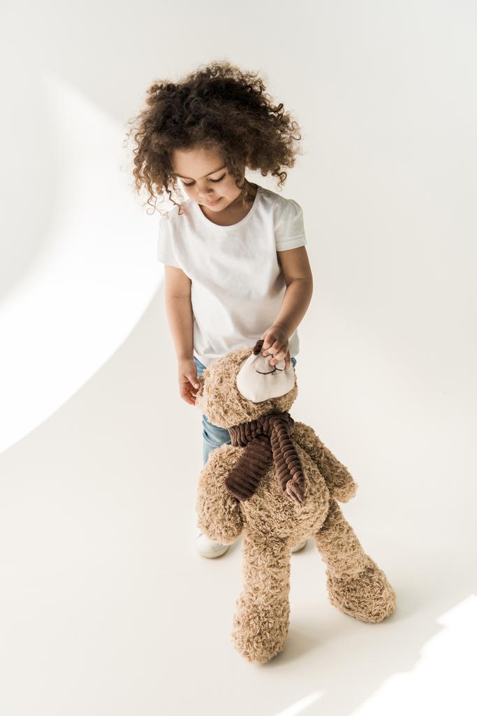 дівчинка з плюшевим ведмедем
 - Фото, зображення