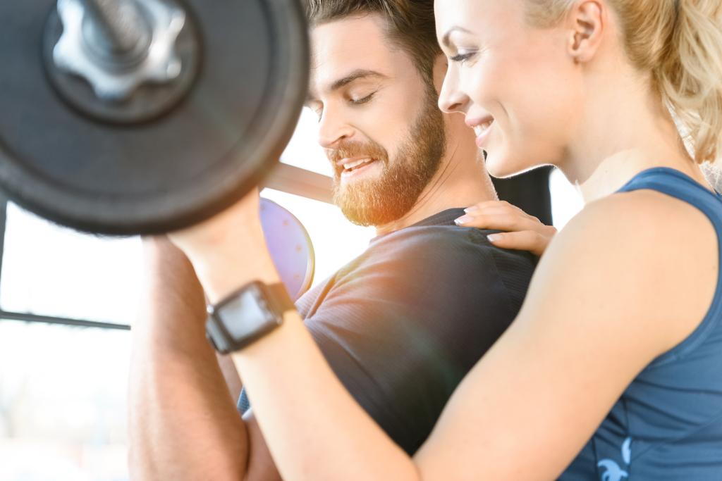Couple aimant exercice avec haltère à la salle de gym
 - Photo, image