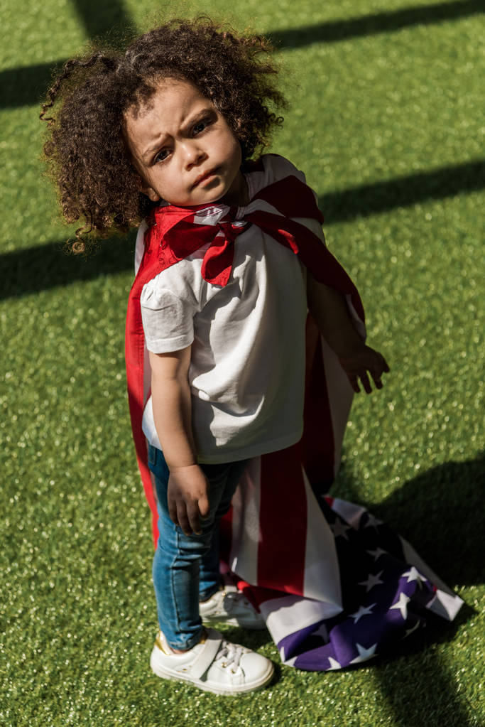 Chica con bandera americana capa de superhéroe
 - Foto, Imagen