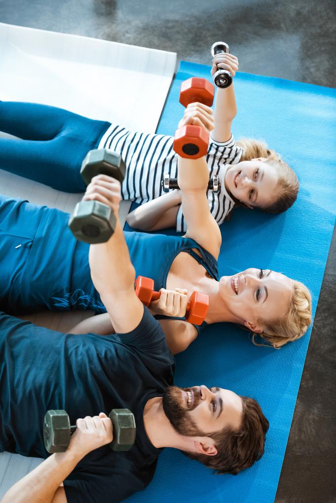 Mutlu aile fitness stüdyosu dumbbells ile egzersiz - Fotoğraf, Görsel