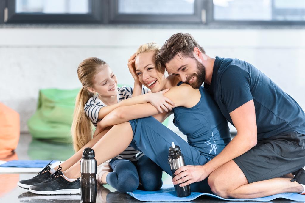 Ευτυχισμένη οικογένεια ανάπαυση μετά από άσκηση στο γυμναστήριο - Φωτογραφία, εικόνα
