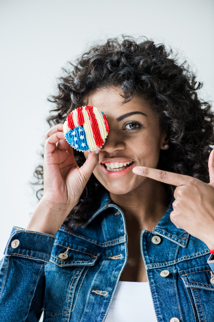 κορίτσι με αμερικανική σημαία cupcake  - Φωτογραφία, εικόνα