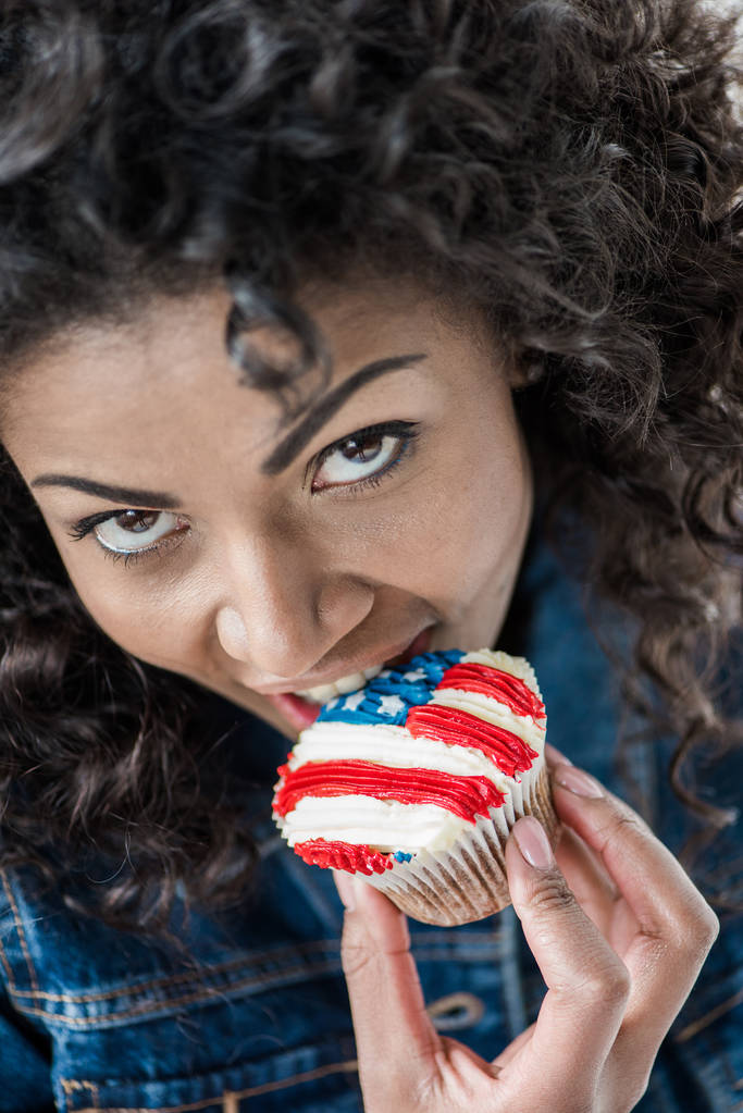 fille américaine mordre cupcake
 - Photo, image