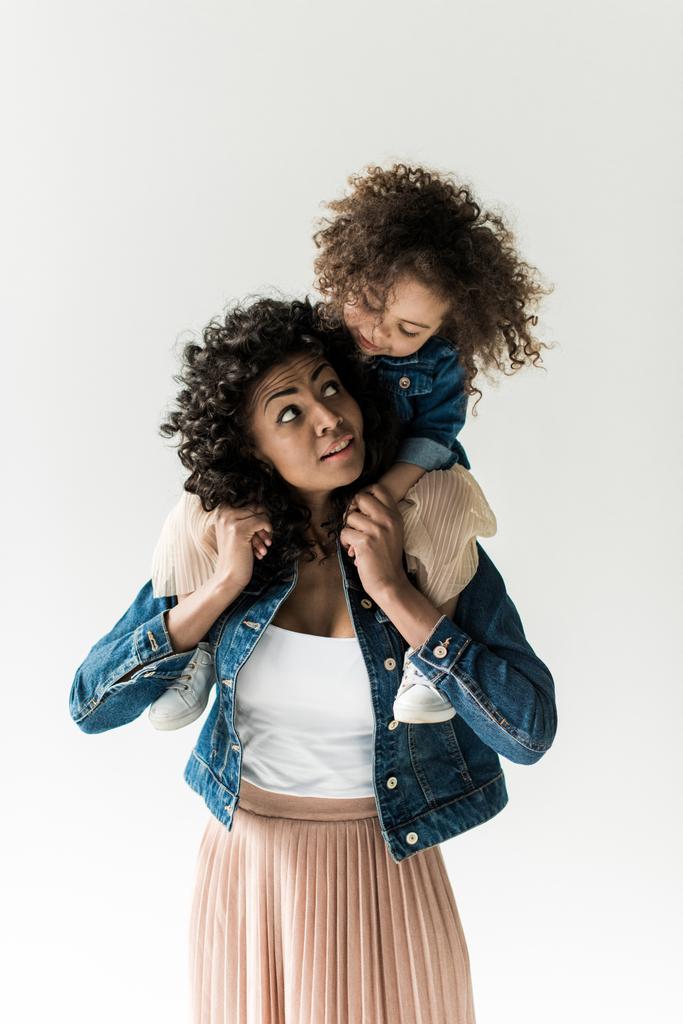 Anne omuzlarında oturan kızı - Fotoğraf, Görsel