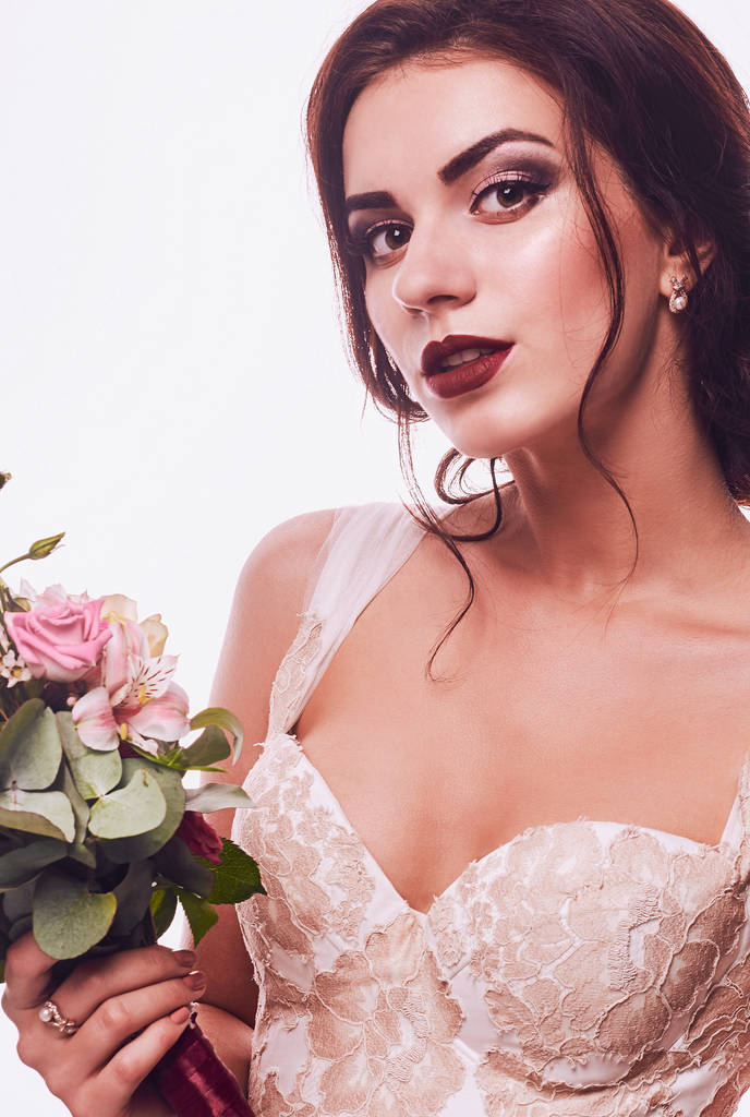 Retrato de novia morena en estudio rosa
 - Foto, Imagen