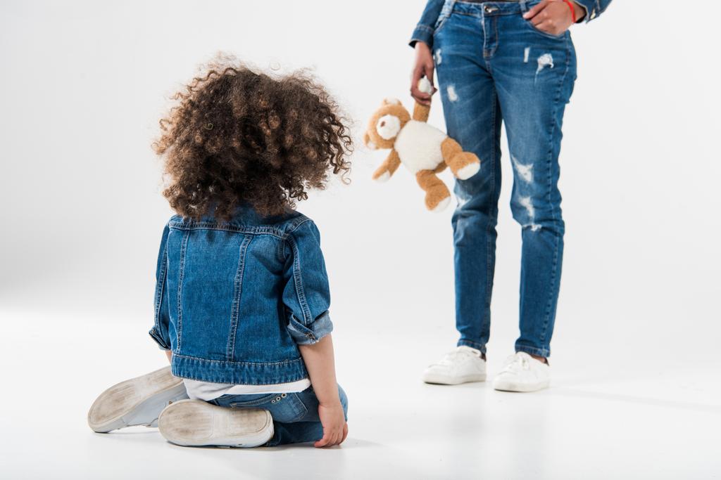 madre con giocattolo in piedi con figlia
 - Foto, immagini