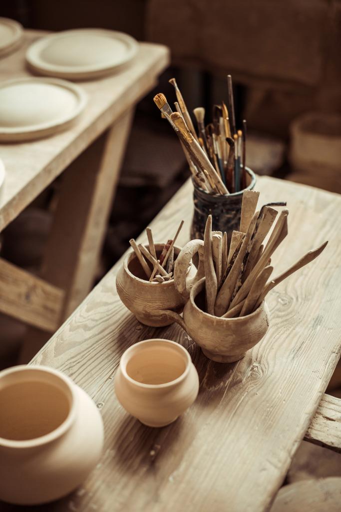 Zbliżenie na pędzle z ceramiki narzędzia w miski na stole - Zdjęcie, obraz