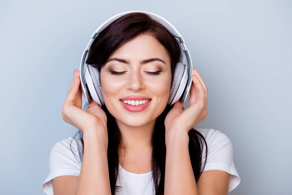 Mujer sonriente descuidada en auriculares escuchando a su favorito
  - Foto, imagen