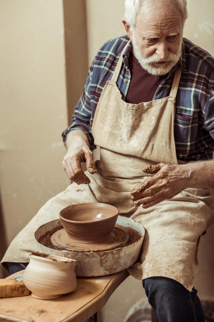 Erkek usta potters tekerlek üzerinde çalışma yakın çekim - Fotoğraf, Görsel