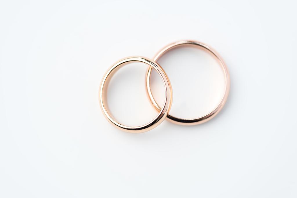 Arany esküvői gyűrűk  - Fotó, kép