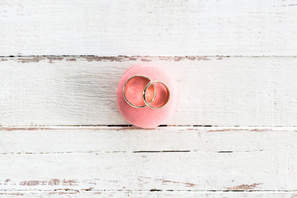 Wedding rings on macaron - Photo, Image