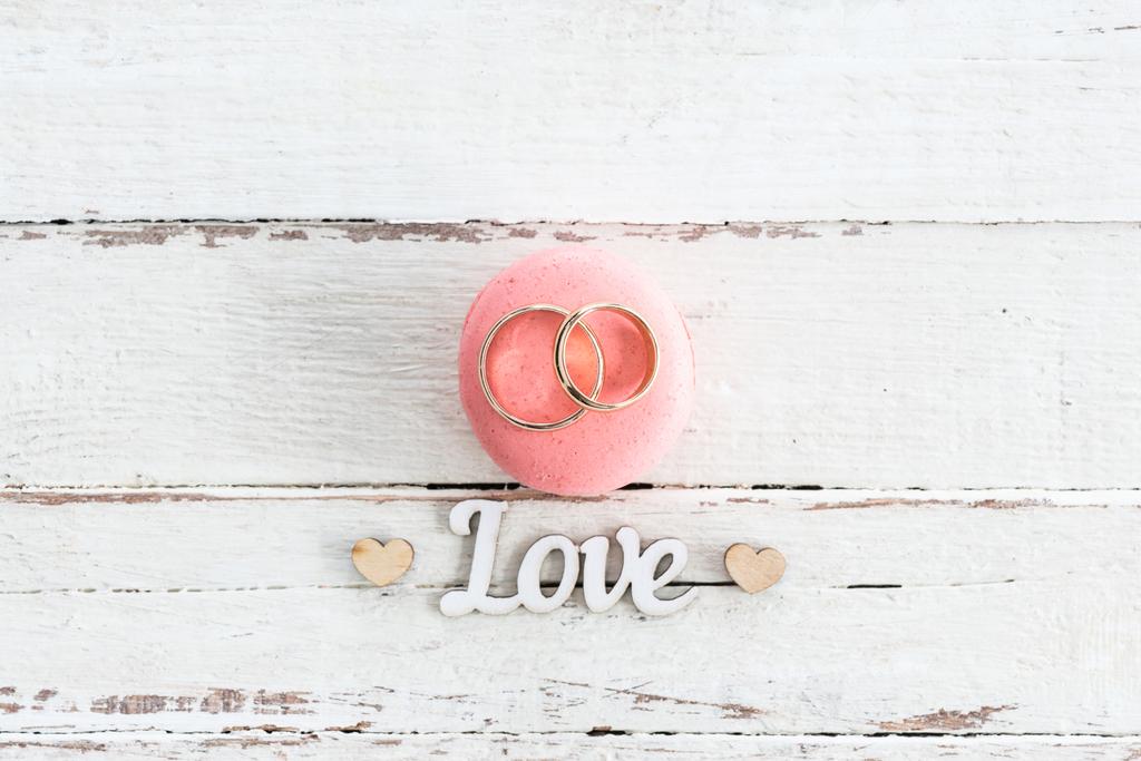 Anéis de casamento em macaron
 - Foto, Imagem