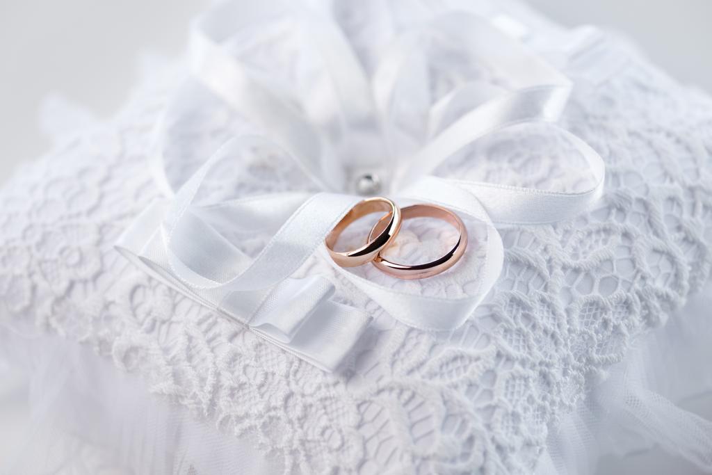Anéis de casamento no travesseiro de renda
 - Foto, Imagem
