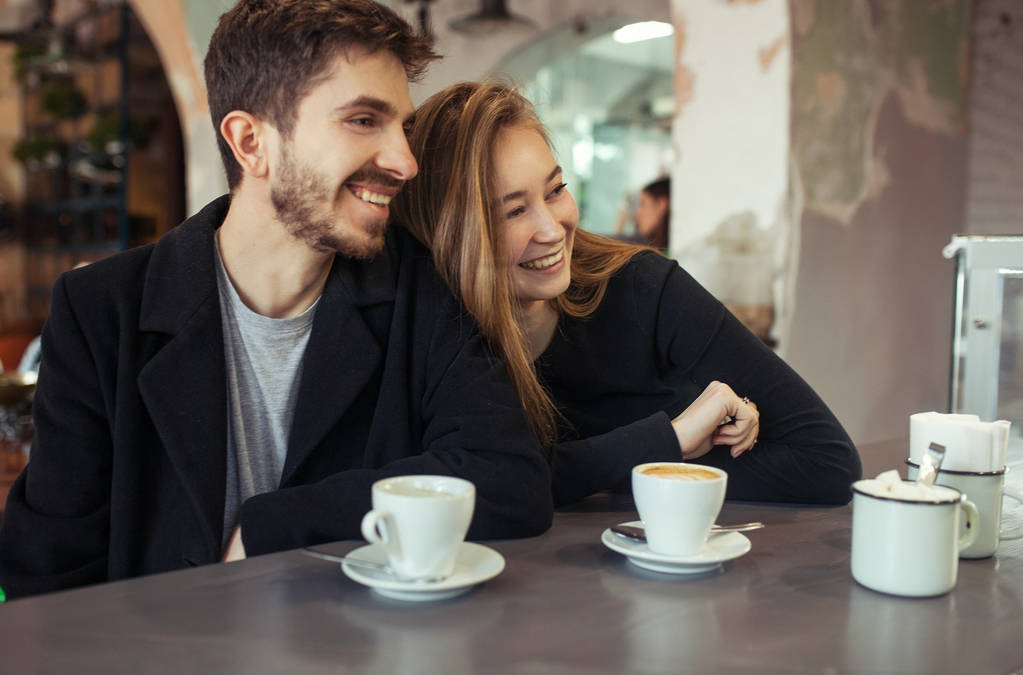 junges glückliches Hipster-Paar beim Dating in einem Café. drin - Foto, Bild